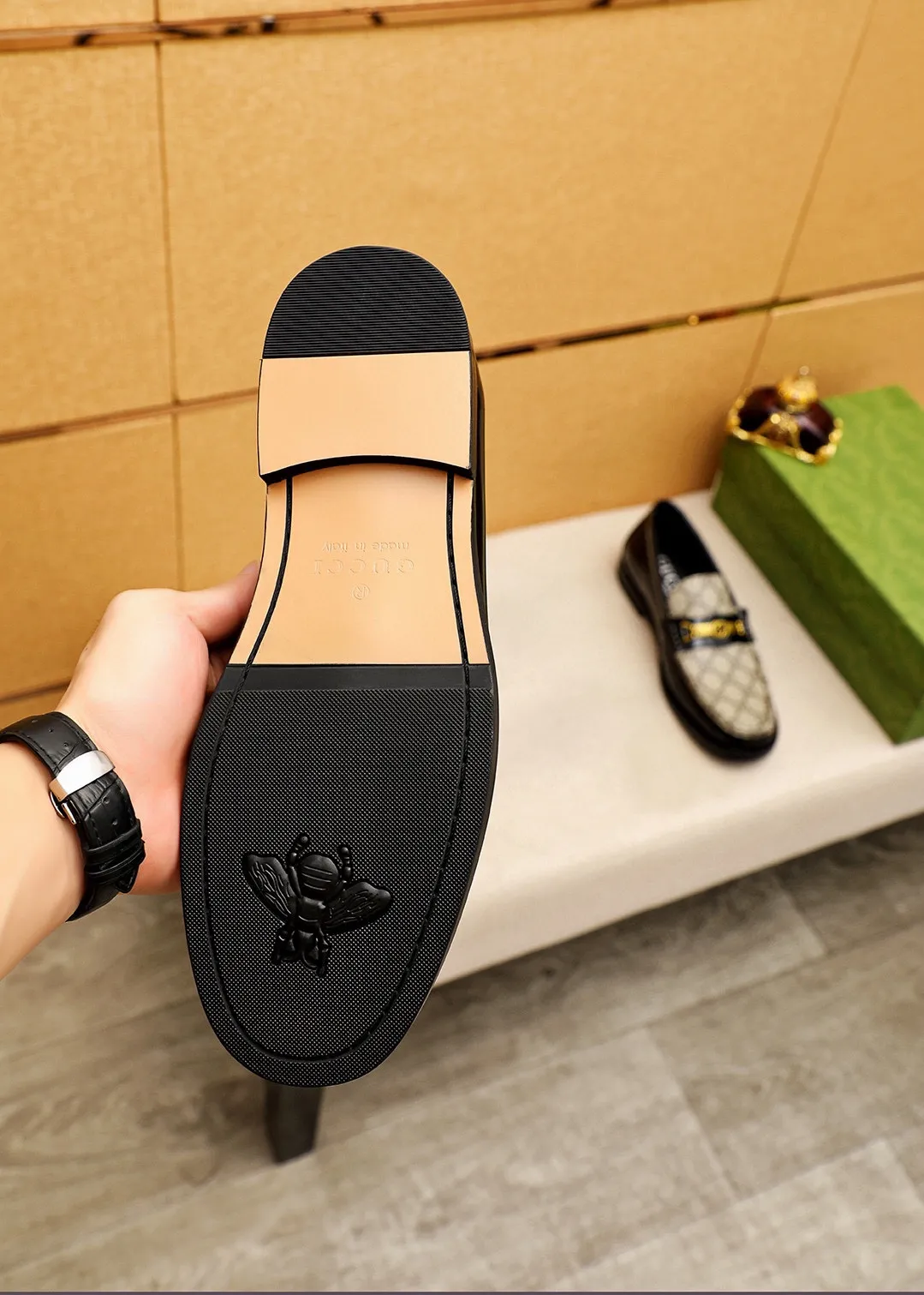 Men's shoes 💰460 💐 Product trademark: GUCCI "Gucci" casual leather shoes Regular size: 38-44 (45🉑️customized) Product materials: Selected imported first-layer open-edge beaded cowhide leather upper + luxury hardware buckle, imported water-dyed cowhide leather lining. Strong three-dimensional visual effect, original combination outsole Color: 4⃣️colors available